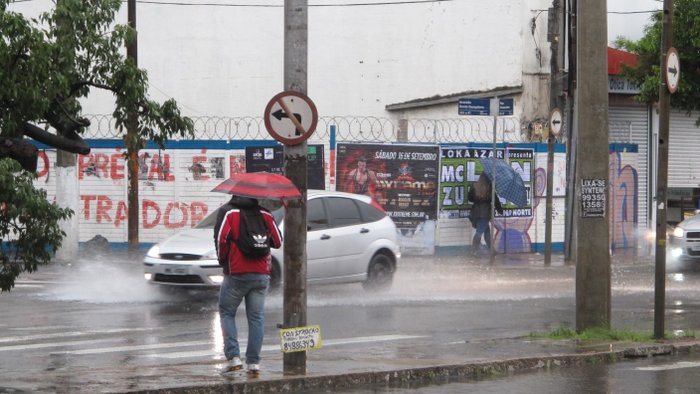 Chuva causa alagamentos em Porto Alegre na manhã deste sábado Chuva causa alagamentos em Porto Alegre na manhã deste sábado