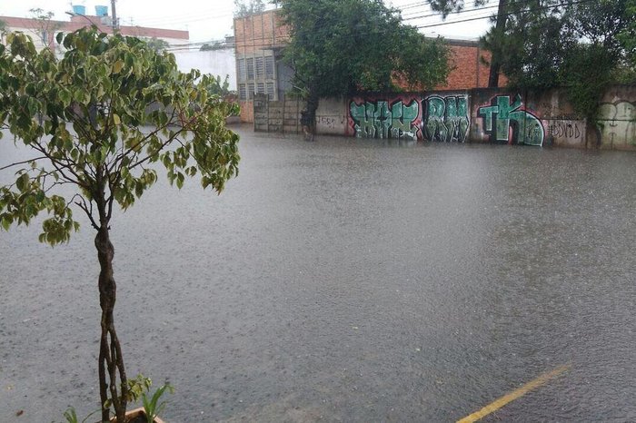 PORTO ALEGRE, RS, BRASIL, 16-09-2017. Alagamentos em Porto Alegre. Fotos da Big Festa alagada na rua Dona Sebastiana, no bairro São João. (ARQUIVO PESSOAL)
PORTO ALEGRE, RS, BRASIL, 16-09-2017. Alagamentos em Porto Alegre. Fotos da Big Festa alagada na rua Dona Sebastiana, no bairro São João. (ARQUIVO PESSOAL)