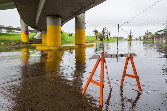 PORTO ALEGRE, RS, BRASIL, 16/09/2017 : Chuva causa alagamentos em Porto Alegre na tarde de sábado. Volume de chuva em Porto Alegre já supera a média para setembro. (Omar Freitas/Agência RBS)
PORTO ALEGRE, RS, BRASIL, 16/09/2017 : Chuva causa alagamentos em Porto Alegre na tarde de sábado. Volume de chuva em Porto Alegre já supera a média para setembro. (Omar Freitas/Agência RBS)