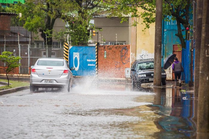 PORTO ALEGRE, RS, BRASIL, 16/09/2017 : Chuva causa alagamentos em Porto Alegre na tarde de sábado. Volume de chuva em Porto Alegre já supera a média para setembro. (Omar Freitas/Agência RBS)
PORTO ALEGRE, RS, BRASIL, 16/09/2017 : Chuva causa alagamentos em Porto Alegre na tarde de sábado. Volume de chuva em Porto Alegre já supera a média para setembro. (Omar Freitas/Agência RBS)