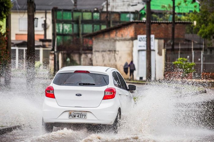 PORTO ALEGRE, RS, BRASIL, 16/09/2017 : Chuva causa alagamentos em Porto Alegre na tarde de sábado. Volume de chuva em Porto Alegre já supera a média para setembro. (Omar Freitas/Agência RBS)
PORTO ALEGRE, RS, BRASIL, 16/09/2017 : Chuva causa alagamentos em Porto Alegre na tarde de sábado. Volume de chuva em Porto Alegre já supera a média para setembro. (Omar Freitas/Agência RBS)