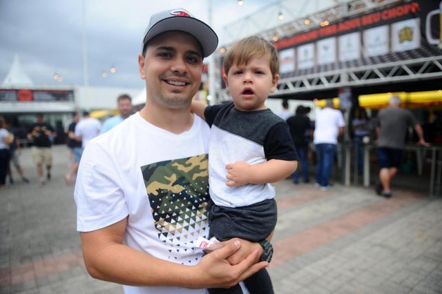 JOINVILLE, SC, BRASIL (16-09-2017) - Ricardo Moraes e o filho Theo Moraes durante a BBQ na Rua que reune 16 hamburguerias na Expoville em Joinville. (Foto: Maykon Lammerhirt, A Notícia) JOINVILLE, SC, BRASIL (16-09-2017) - Ricardo Moraes e o filho Theo Moraes durante a BBQ na Rua que reune 16 hamburguerias na Expoville em Joinville. (Foto: Maykon Lammerhirt, A Notícia)