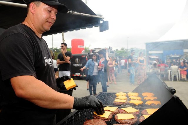 JOINVILLE, SC, BRASIL (16-09-2017) - Wlademir Horn Machado, hamburgueiro BBQ na Rua reune 16 hamburguerias na Expoville em Joinville. (Foto: Maykon Lammerhirt, A Notícia) JOINVILLE, SC, BRASIL (16-09-2017) - Wlademir Horn Machado, hamburgueiro BBQ na Rua reune 16 hamburguerias na Expoville em Joinville. (Foto: Maykon Lammerhirt, A Notícia)