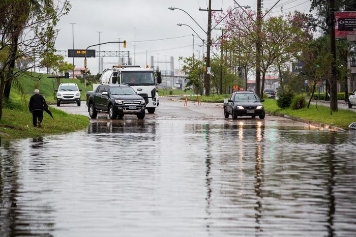 PORTO ALEGRE, RS, BRASIL, 16/09/2017 : Chuva causa alagamentos em Porto Alegre na tarde de sábado. Volume de chuva em Porto Alegre já supera a média para setembro. (Omar Freitas/Agência RBS)
PORTO ALEGRE, RS, BRASIL, 16/09/2017 : Chuva causa alagamentos em Porto Alegre na tarde de sábado. Volume de chuva em Porto Alegre já supera a média para setembro. (Omar Freitas/Agência RBS)
