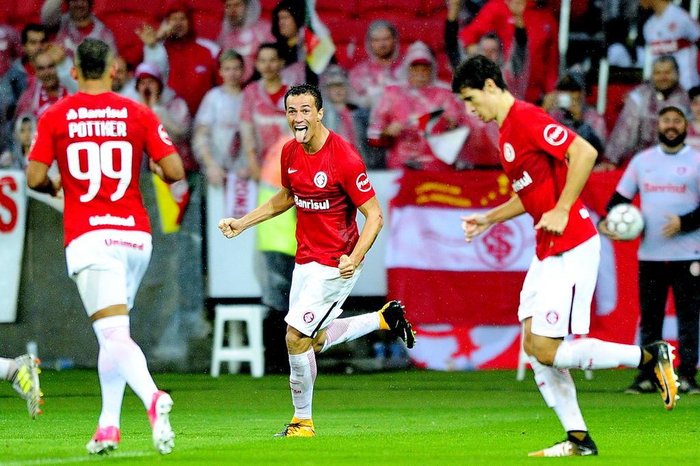 PORTO ALEGRE, RS, BRASIL, 16-09-2017.Inter enfrenta o Figueirense no Beira-Rio
Jogo é válido pela 24ª rodada da Série B. Se o Inter vencer, assume a liderança do campeonato. (CARLOS MACEDO/AGÊNCIA RBS)
PORTO ALEGRE, RS, BRASIL, 16-09-2017.Inter enfrenta o Figueirense no Beira-Rio
Jogo é válido pela 24ª rodada da Série B. Se o Inter vencer, assume a liderança do campeonato. (CARLOS MACEDO/AGÊNCIA RBS)
