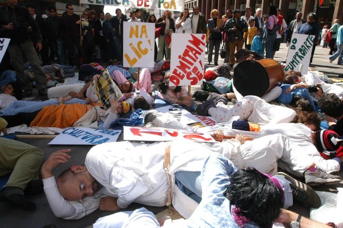 *** cultura adriana franciosi ***
classe artística protesta contra a falta de verbas e imobilismo na cultura em todas as instâncias municipal,estadual e federal-protesto do sono-na esquina democrática *** cultura adriana franciosi ***
classe artística protesta contra a falta de verbas e imobilismo na cultura em todas as instâncias municipal,estadual e federal-protesto do sono-na esquina democrática