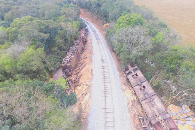 Três locomotivas e seis vagões carregados com milho descarrilam em Mafra Três locomotivas e seis vagões carregados com milho descarrilam em Mafra