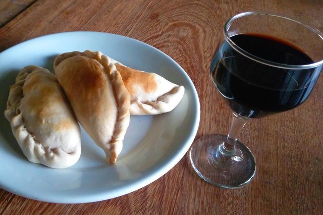 Na coluna de Gastronomia e Viagem, do Diário de Santa Maria, o chef de cozinha Mateus Santos ensina a fazer uma empanada crioula. Na coluna de Gastronomia e Viagem, do Diário de Santa Maria, o chef de cozinha Mateus Santos ensina a fazer uma empanada crioula.