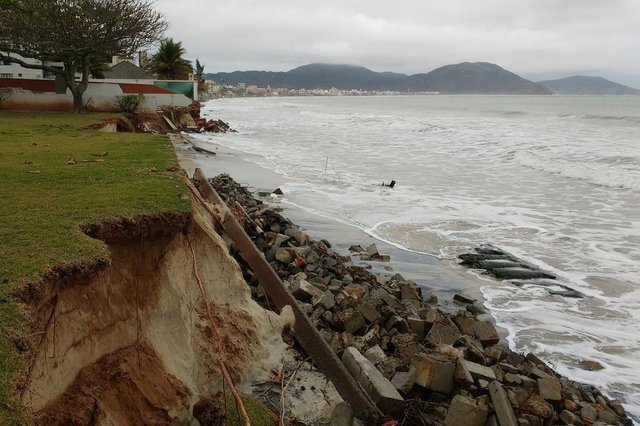 Maré alta causa estragos na orla da praia dos ingleses, canto leste, perto das Dunas Maré alta causa estragos na orla da praia dos ingleses, canto leste, perto das Dunas