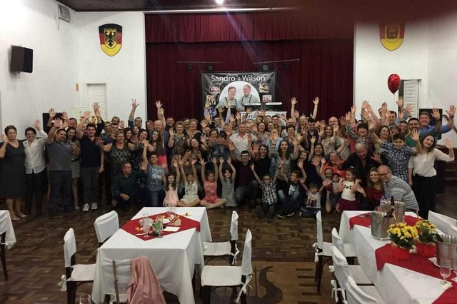 O fim de semana foi de festa para a família Nass que se reuniu em Joinville. O encontro foi na Sociedade Lírica e reuniu descendentes de Rudolf Nass e Anna Maria Klainshmidt, primeiros moradores da Colônia Dona Francisca. Atualmente, só essa parte da família, tem mais de 100 integrantes. O fim de semana foi de festa para a família Nass que se reuniu em Joinville. O encontro foi na Sociedade Lírica e reuniu descendentes de Rudolf Nass e Anna Maria Klainshmidt, primeiros moradores da Colônia Dona Francisca. Atualmente, só essa parte da família, tem mais de 100 integrantes.