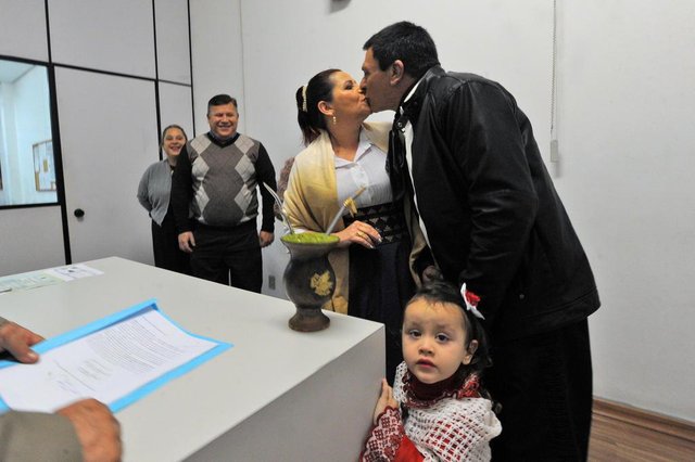 Santa Maria, RS, Brasil, 16/09/2017.Casal que est&aacute; junto h&aacute; 27 anos oficializa o casamento em cart&oacute;rio de Santa Maria vestido com roupas tradicionalistas.Indexador: GERMANO RORATO