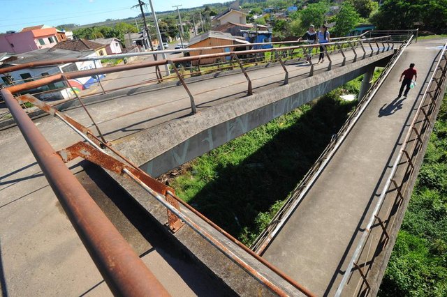 SANTA MARIA, RS, BRASIL. 13/09/2017.Situação da passarela e conversa com moradores para ver se utilizam ou não a passarela. FOTO: CHARLES GUERRA / NEWCO DSM SANTA MARIA, RS, BRASIL. 13/09/2017.Situação da passarela e conversa com moradores para ver se utilizam ou não a passarela. FOTO: CHARLES GUERRA / NEWCO DSM