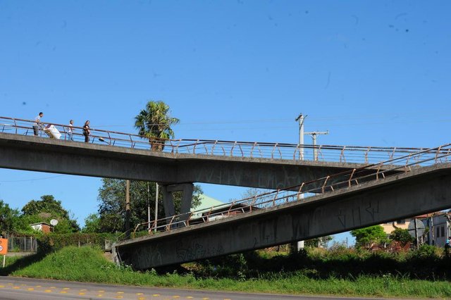 SANTA MARIA, RS, BRASIL. 13/09/2017.Situação da passarela e conversa com moradores para ver se utilizam ou não a passarela. FOTO: CHARLES GUERRA / NEWCO DSM SANTA MARIA, RS, BRASIL. 13/09/2017.Situação da passarela e conversa com moradores para ver se utilizam ou não a passarela. FOTO: CHARLES GUERRA / NEWCO DSM