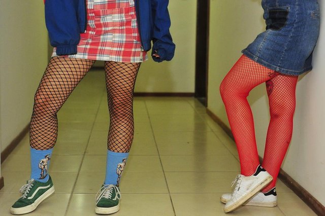  SANTA MARIA, RS, BRASIL. 11/09/2017As estudantes de moda apostam na meia arrast&atilde;o em looks do dia a dia. Na foto: Lia Mello  e Franciele Moraes(meia vermelha)FOTO: GABRIEL HAESBAERT / NEWCO DSM