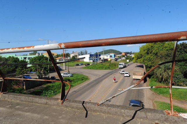 SANTA MARIA, RS, BRASIL. 13/09/2017.Situação da passarela e conversa com moradores para ver se utilizam ou não a passarela. FOTO: CHARLES GUERRA / NEWCO DSM SANTA MARIA, RS, BRASIL. 13/09/2017.Situação da passarela e conversa com moradores para ver se utilizam ou não a passarela. FOTO: CHARLES GUERRA / NEWCO DSM