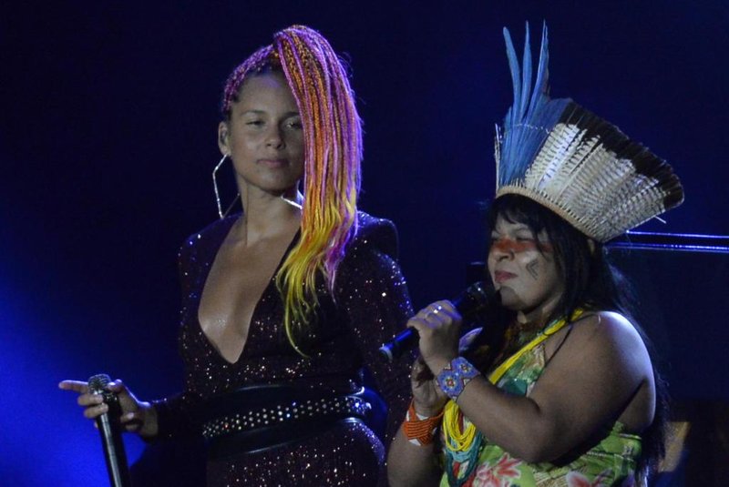 Alicia Keys e a líder indígena Sônia Guajajara