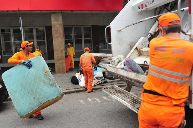 JOINVILLE,SC,BRASIL,18-09-2017.Moradores de rua não poderam mais usar a marquise do banco Bradesco como moradia.(Foto:Salmo Duarte/A Notícia) JOINVILLE,SC,BRASIL,18-09-2017.Moradores de rua não poderam mais usar a marquise do banco Bradesco como moradia.(Foto:Salmo Duarte/A Notícia)