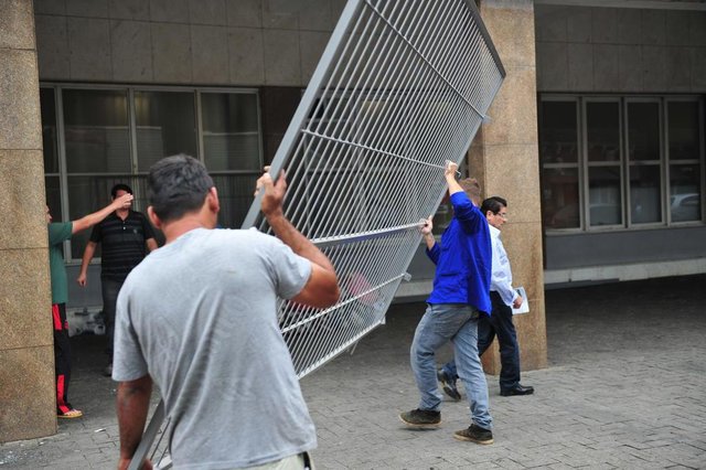 JOINVILLE,SC,BRASIL,18-09-2017.Moradores de rua não poderam mais usar a marquise do banco Bradesco como moradia.(Foto:Salmo Duarte/A Notícia) JOINVILLE,SC,BRASIL,18-09-2017.Moradores de rua não poderam mais usar a marquise do banco Bradesco como moradia.(Foto:Salmo Duarte/A Notícia)
