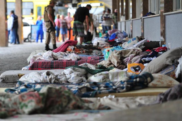 JOINVILLE,SC,BRASIL,18-09-2017.Moradores de rua não poderam mais usar a marquise do banco Bradesco como moradia.(Foto:Salmo Duarte/A Notícia) JOINVILLE,SC,BRASIL,18-09-2017.Moradores de rua não poderam mais usar a marquise do banco Bradesco como moradia.(Foto:Salmo Duarte/A Notícia)
