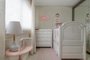 Projeto da arquiteta Ana Mahler. quarto de bebê, dormitório, rosa, papel de parede, cortina, persiana, tapete