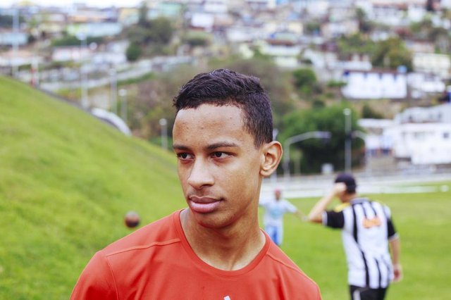  FLORIANOPOLIS, SC, BRASIL: Escolinha gratuita para comunidade em frente a saida do Tunel, na prainha. Os jovens são treinados pelo auxiliar administrativo Tafarel, todos os sabados.  (Foto: Diorgenes Pandini/Diario Catarinense)Editoria: FotLocal: FlorianÃ³polisIndexador: Diorgenes PandiniFonte: Diario CatarinenseFotógrafo: Fotojornalista