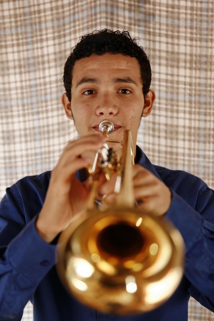  

ALVORADA, RS, BRASIL, 13-09-2017: Renato de Oliveira Nunes Junior, 19 anos, estudante de trompete da escola da Ospa, faz campanha para angariar o dinheiro necessário para se manter na Europa. O jovem, morador do Bairro Umbu, em Alvorada, ganhou parte de uma bolsa de estudos na Bélgica. (CARLOS MACEDO/AGÊNCIA RBS)