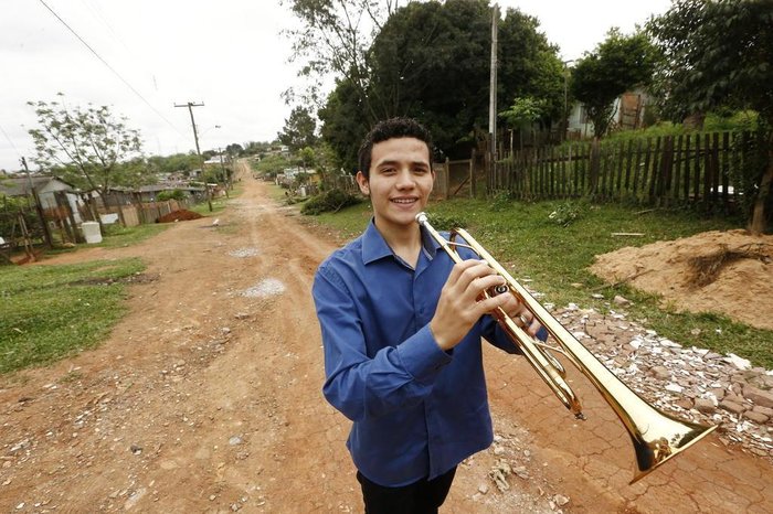  

ALVORADA, RS, BRASIL, 13-09-2017: Renato de Oliveira Nunes Junior, 19 anos, estudante de trompete da escola da Ospa, faz campanha para angariar o dinheiro necessário para se manter na Europa. O jovem, morador do Bairro Umbu, em Alvorada, ganhou parte de uma bolsa de estudos na Bélgica. (CARLOS MACEDO/AGÊNCIA RBS)