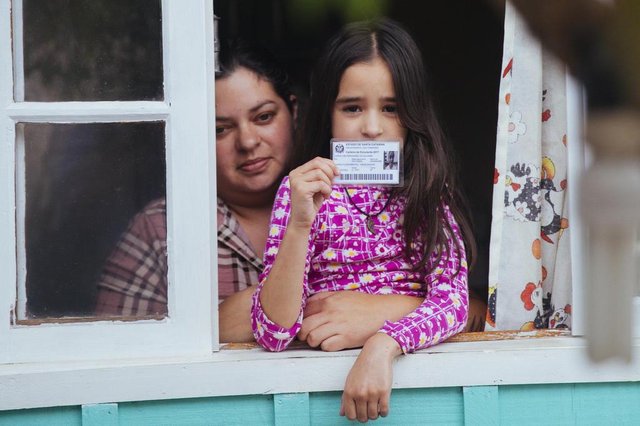 FLORIANOPOLIS, SC, BRASIL, 18.09.2017: Carol e sua mãe alegam que teriam tido a merenda recusada por apenas burocracia em Escola no bairro Ingleses do Rio Vermelho. A diretora da escola se defende e mostra que mesmo quando a criança esquece o cartão, um funcionário passa um cartao administrativo para liberar a merenda. (Foto: Diorgenes Pandini/Diário Catarinense) FLORIANOPOLIS, SC, BRASIL, 18.09.2017: Carol e sua mãe alegam que teriam tido a merenda recusada por apenas burocracia em Escola no bairro Ingleses do Rio Vermelho. A diretora da escola se defende e mostra que mesmo quando a criança esquece o cartão, um funcionário passa um cartao administrativo para liberar a merenda. (Foto: Diorgenes Pandini/Diário Catarinense)