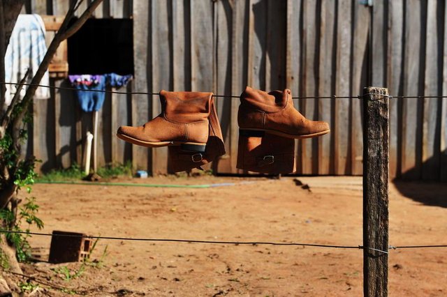 Santa Maria 18/09/2017No Piquete Cora&ccedil;&atilde;o Ga&uacute;cho, no Distrito de Boca do Monte, homens engraxavam as botas, e cavalos recebiam banho para o desfile do dia 20