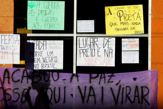 Santa Maria, RS, Brasil, 18/09/2017.Após manifestações racistas nas paredes do Diretório Livre do Direito da UFSM, estudantes participaram de um ato de protesto contra o racismo, em frente ao prédio da Antiga Reitoria.Indexador: GERMANO RORATO Santa Maria, RS, Brasil, 18/09/2017.Após manifestações racistas nas paredes do Diretório Livre do Direito da UFSM, estudantes participaram de um ato de protesto contra o racismo, em frente ao prédio da Antiga Reitoria.Indexador: GERMANO RORATO