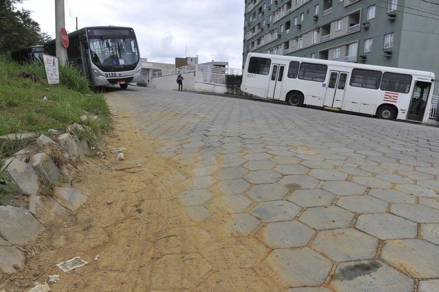 Ônibus estacionados provocam danos no pavimento da rua Teresa Marta Mathes, na velha. Ônibus estacionados provocam danos no pavimento da rua Teresa Marta Mathes, na velha.