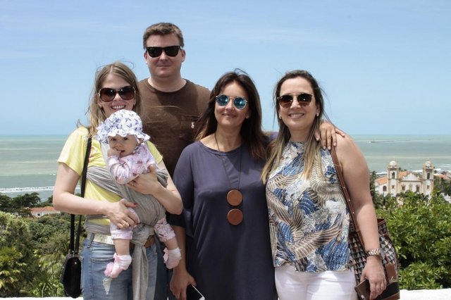 Profissionais de arquitetura e design de interiores embarcaram a convite do Núcleo Catarinense de Decoração para curtir uma experiência cultural nas cidades de Recife e Olinda, em Pernambuco. De Joinville estavam a arquiteta Alana Scheller acompanhada do marido Leonardo Battistella e a pequena Helena - filha do casal, Aneliza Bozzola e Aline dos Santos Nunes. Profissionais de arquitetura e design de interiores embarcaram a convite do Núcleo Catarinense de Decoração para curtir uma experiência cultural nas cidades de Recife e Olinda, em Pernambuco. De Joinville estavam a arquiteta Alana Scheller acompanhada do marido Leonardo Battistella e a pequena Helena - filha do casal, Aneliza Bozzola e Aline dos Santos Nunes.