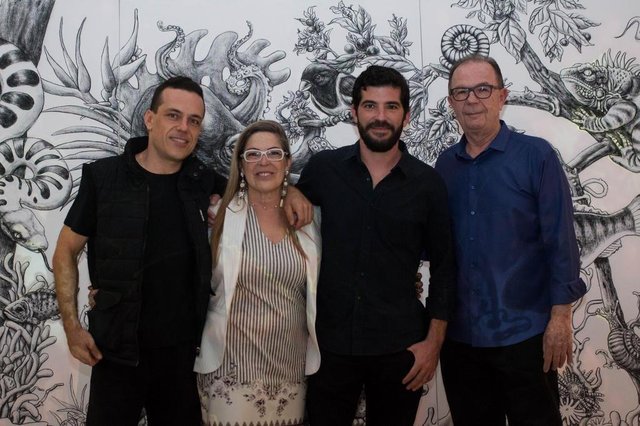 Clique especial em família, na estréia da 3@ edição do Garten Art: Eli Diniz Neto, Rose de Mico Silva, Ronaldo Diniz e Eli Diniz Clique especial em família, na estréia da 3@ edição do Garten Art: Eli Diniz Neto, Rose de Mico Silva, Ronaldo Diniz e Eli Diniz