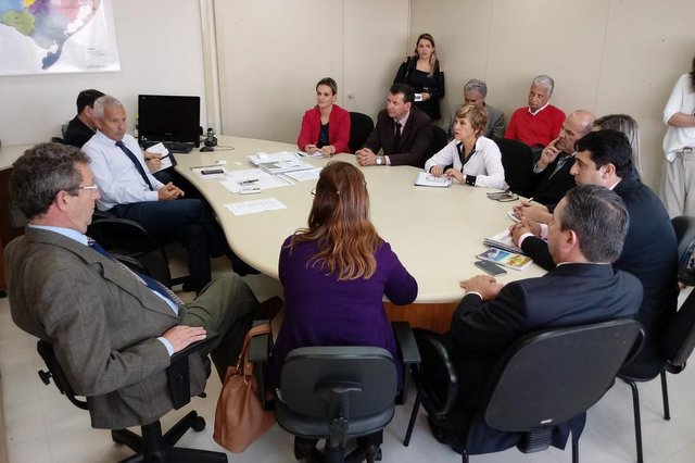 Reunião sobre a UTI pediátrica de São Gabriel entre a Frente Parlamentar em Defesa da Saúde da Fronteira Oeste com o secretário estadual da Saúde, João Gabbardo dos Reis, em Porto Alegre, em 18/09/2017