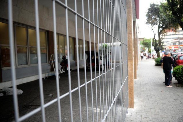 JOINVILLE, SC, BRASIL (18-09-2017) - Grades cercam agência bancária em Joinville. (Foto: Maykon Lammerhirt, Agencia RBS) JOINVILLE, SC, BRASIL (18-09-2017) - Grades cercam agência bancária em Joinville. (Foto: Maykon Lammerhirt, Agencia RBS)
