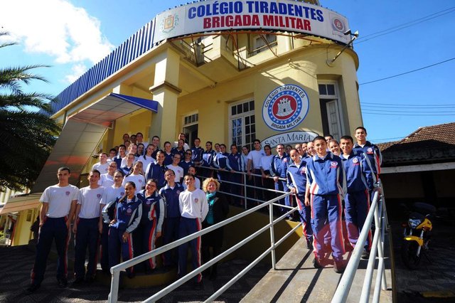  Santa Maria, RS, Brasil, 18/09/2017.As escolas estaduais Coronel Pilar e Tiradentes est&atilde;o na final do concurso &iquest;Tamo Junto com a Cipave&iquest;, programa escolar do Estado, na modalidade Cultura da Paz. Alunos dos col&eacute;gios produziram um v&iacute;deo dentro da tem&aacute;tica. Agora, os v&iacute;deos est&atilde;o dispon&iacute;veis no portal da Cipave para vota&ccedil;&atilde;o do p&uacute;blico at&eacute; o dia 24 de setembro.No coronel Pilar, o v&iacute;deo foi produzido pelas professoras e alunos do 2&ordm; e do 3&ordm; ano do Ensino Fundamental. J&aacute; no Tiradentes, estudantes do 1&ordm;, 2&ordm; e 3&ordm; anos do Ensino M&eacute;dio participaram da produ&ccedil;&atilde;o do v&iacute;deo.Indexador: GERMANO RORATO
