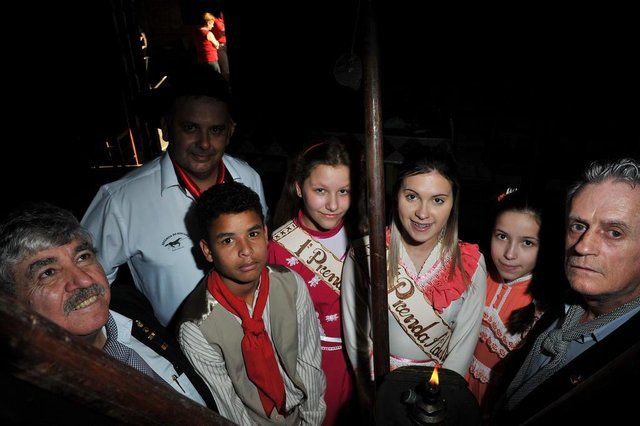Santa Maria - RS - Brasil 19/09/2017No sede da 13ª RT, integrantes da atual e antiga diretoria reuniam-seCases: Caroline Coradini, 21 anos; Laura Rocha, 11 anos, Roger Barros, 14 anos, Nicole Umpierre da Silva, 12 anos, Sandro Rocha (vice-presidente do Conselho Administrativo da Estância do Minuano), Erival Bertolini, ex- coordenador e Luiz SérgioFassbinder, atual coordenador. Santa Maria - RS - Brasil 19/09/2017No sede da 13ª RT, integrantes da atual e antiga diretoria reuniam-seCases: Caroline Coradini, 21 anos; Laura Rocha, 11 anos, Roger Barros, 14 anos, Nicole Umpierre da Silva, 12 anos, Sandro Rocha (vice-presidente do Conselho Administrativo da Estância do Minuano), Erival Bertolini, ex- coordenador e Luiz SérgioFassbinder, atual coordenador.