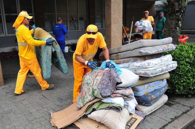 JOINVILLE,SC,BRASIL,18-09-2017.Moradores de rua não poderam mais usar a marquise do banco Bradesco como moradia.(Foto:Salmo Duarte/A Notícia) JOINVILLE,SC,BRASIL,18-09-2017.Moradores de rua não poderam mais usar a marquise do banco Bradesco como moradia.(Foto:Salmo Duarte/A Notícia)
