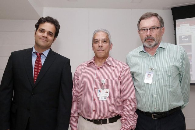 Os médicos endoscopistas Eduardo Bonim e Paulo Mafra com Diretor do Hospital Dona Helena Juarez Schroeder, no evento de apresentação do exame Ecoendoscopia para médicos de Joinville. Os médicos endoscopistas Eduardo Bonim e Paulo Mafra com Diretor do Hospital Dona Helena Juarez Schroeder, no evento de apresentação do exame Ecoendoscopia para médicos de Joinville.
