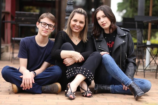 Alessandra Ramos em seu ensaio especial de aniversário, com os filhos Ana Luiza Belli e João Arthur Belli. Alessandra Ramos em seu ensaio especial de aniversário, com os filhos Ana Luiza Belli e João Arthur Belli.
