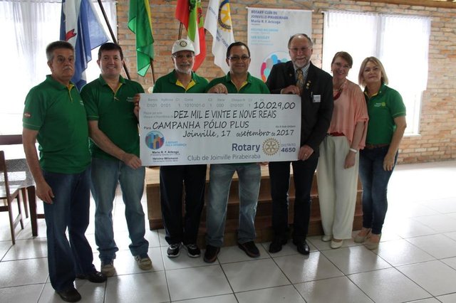 Durante a realização da 15ª edição da RotaryFest, no fim de semana, integrantes do Rotary Clube de Joinville ¿ Pirabeiraba, entregaram ao governador distrital, Helvino Wilsmann, um cheque no valor de R$ 10.029,00 para a campanha da erradicação da poliomielite. O dinheiro é resultado do lucro obtido com a realização da tradicional feijoada do clube que aconteceu em junho. Na foto, os integrantes Ary Paludo, Aldo Borges, Amaro Rebello, Mário Arteaga, o governador Helvino e a esposa Nelsi, mais Denise Arteaga. Durante a realização da 15ª edição da RotaryFest, no fim de semana, integrantes do Rotary Clube de Joinville ¿ Pirabeiraba, entregaram ao governador distrital, Helvino Wilsmann, um cheque no valor de R$ 10.029,00 para a campanha da erradicação da poliomielite. O dinheiro é resultado do lucro obtido com a realização da tradicional feijoada do clube que aconteceu em junho. Na foto, os integrantes Ary Paludo, Aldo Borges, Amaro Rebello, Mário Arteaga, o governador Helvino e a esposa Nelsi, mais Denise Arteaga.