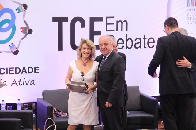 Falando no 2º Seminário TCE em Debate, o procurador de Justiça do Paraná Marco Antônio Teixeira afirmou que o atual modelo de saúde do país é perverso porque pune os mais pobres. O SUS completará 30 anos em 2018, mas não está disponível para todos.- O modelo de judicialização é perverso por ser individual, quando o objetivo do SUS é atender o coletivo. Por isso, urge um debate entre todas as instituições ¿ sentenciou.Já a advogada Lenir Santos, especialista em Direito Sanitário, da USP, disse que no Brasil tramitam hoje mais de 800 mil ações judiciais sobre saúde. Todas individuais. Falando no 2º Seminário TCE em Debate, o procurador de Justiça do Paraná Marco Antônio Teixeira afirmou que o atual modelo de saúde do país é perverso porque pune os mais pobres. O SUS completará 30 anos em 2018, mas não está disponível para todos.- O modelo de judicialização é perverso por ser individual, quando o objetivo do SUS é atender o coletivo. Por isso, urge um debate entre todas as instituições ¿ sentenciou.Já a advogada Lenir Santos, especialista em Direito Sanitário, da USP, disse que no Brasil tramitam hoje mais de 800 mil ações judiciais sobre saúde. Todas individuais.