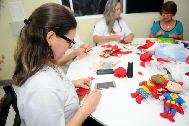 JOINVILLE, SC, BRASIL (19-09-2017) - Ana Paula Mendes Gomes, fundadora do projeto carequinhas que confecciona bonecos para crianças com câncer em Joinville. (Foto: Maykon Lammerhirt, A Notícia) JOINVILLE, SC, BRASIL (19-09-2017) - Ana Paula Mendes Gomes, fundadora do projeto carequinhas que confecciona bonecos para crianças com câncer em Joinville. (Foto: Maykon Lammerhirt, A Notícia)