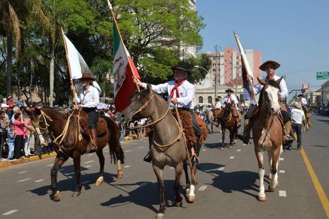 Desfile do Dia do Ga&uacute;cho em Cruz Alta 
