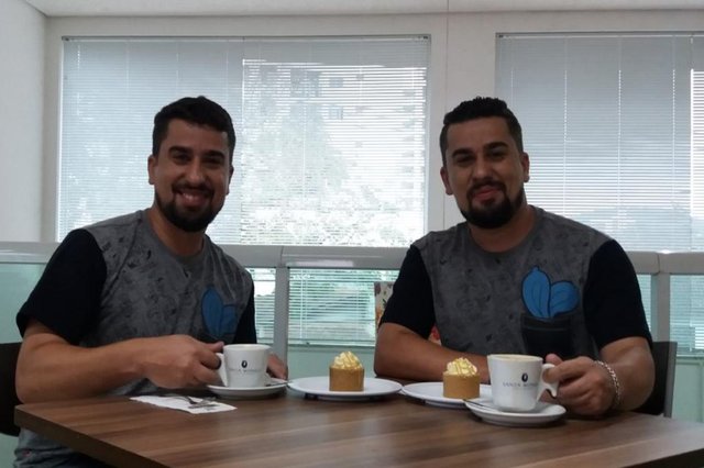 Os irmãos Eduardo e Alexandre Feitosa, aproveitando o cardápio da Doceria Sandem durante o Coffee Festival de Joinville. Até o dia 30 de setembro cinco cafeterias da cidade oferecem combos com preço único de R$ 14,90, oferecendo um café e um acompanhamento. Os irmãos Eduardo e Alexandre Feitosa, aproveitando o cardápio da Doceria Sandem durante o Coffee Festival de Joinville. Até o dia 30 de setembro cinco cafeterias da cidade oferecem combos com preço único de R$ 14,90, oferecendo um café e um acompanhamento.