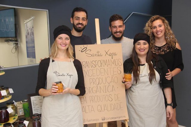 Na foto, as empreendedoras sustentáveis Sabrina Gaertner e Bianca Vicence, da Santa Xepa, empresa que aproveita sobras de feiras de produtos orgânicos e transforma em deliciosas iguarias. Com elas, Arthur Rancatti, Gustavo Ritzmann e Evelin Garbin, da Rastro Soluções Sustentáveis, consultoria em sustentabilidade aqui de Joinville, que organiza o evento. Na foto, as empreendedoras sustentáveis Sabrina Gaertner e Bianca Vicence, da Santa Xepa, empresa que aproveita sobras de feiras de produtos orgânicos e transforma em deliciosas iguarias. Com elas, Arthur Rancatti, Gustavo Ritzmann e Evelin Garbin, da Rastro Soluções Sustentáveis, consultoria em sustentabilidade aqui de Joinville, que organiza o evento.