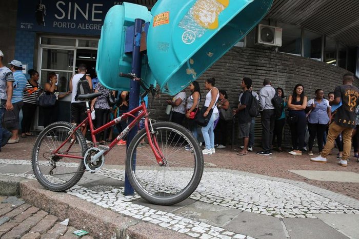 PORTOALEGRE-RS-BR 17.02.2017
Fila de desempregados que aceitam voltar ao mercado por um salário menor que no emprego anterior, no Sine, centro de Porto Alegre.
FOTÓGRAFO: TADEU VILANI AGÊNCIARBS DG Geral
PORTOALEGRE-RS-BR 17.02.2017
Fila de desempregados que aceitam voltar ao mercado por um salário menor que no emprego anterior, no Sine, centro de Porto Alegre.
FOTÓGRAFO: TADEU VILANI AGÊNCIARBS DG Geral