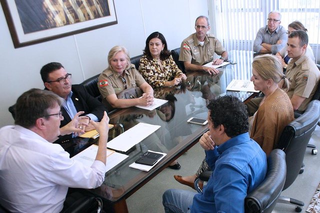 Reunião em Florianópolis para tratar da implementação do Colégio Militar em Joinville Reunião em Florianópolis para tratar da implementação do Colégio Militar em Joinville