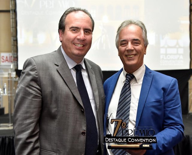 Crédito: Imagem e Arte, divulgaçãoMarco Aurélio Floriani (E) e prof. Hugo Moreira Soares no Prêmio Destaque Convention que homenageou embaixadores do turismo em Florianópolis.Pelo sétimo ano consecutivo, o Prêmio Destaque ¿ organizado pelo Florianópolis e Região Convention & Visitors Bureau ¿ homenageou os responsáveis por auxiliar na captação e realização de eventos, congressos e seminários de diferentes áreas. A entrega do Prêmio foi realizada na noite de ontem (19), no Centro de Eventos Governador Luiz Henrique da Silveira, em Canasvieiras. Para o presidente da entidade, Marco Aurélio Floriani, este evento representa a principal atividade de um Convention.Entre os homenageados estavam o professor da UFSC Hugo Moreira Soares, representando o evento 14th IWA Leading Edge Conference on Water and Wastewater Technologies, que recebeu o Prêmio Destaque na categoria `Evento internacional captado/realizado.Área de anexos Crédito: Imagem e Arte, divulgaçãoMarco Aurélio Floriani (E) e prof. Hugo Moreira Soares no Prêmio Destaque Convention que homenageou embaixadores do turismo em Florianópolis.Pelo sétimo ano consecutivo, o Prêmio Destaque ¿ organizado pelo Florianópolis e Região Convention & Visitors Bureau ¿ homenageou os responsáveis por auxiliar na captação e realização de eventos, congressos e seminários de diferentes áreas. A entrega do Prêmio foi realizada na noite de ontem (19), no Centro de Eventos Governador Luiz Henrique da Silveira, em Canasvieiras. Para o presidente da entidade, Marco Aurélio Floriani, este evento representa a principal atividade de um Convention.Entre os homenageados estavam o professor da UFSC Hugo Moreira Soares, representando o evento 14th IWA Leading Edge Conference on Water and Wastewater Technologies, que recebeu o Prêmio Destaque na categoria `Evento internacional captado/realizado.Área de anexos
