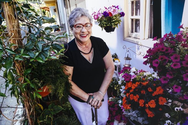  FLORIANOPOLIS, SC, BRASIL, 20.09.2017: A dona Enara, de 65 anos, usa do jardim e das flores como fonte de vida e energia, além de filosofar sobre a vida através de comparativos com o jardim que cuida em casa. (Foto: Diorgenes Pandini/Diário Catarinense)